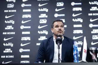 Diretoria do Vasco protesta contra árbitro e Pedrinho aborda juiz após empate com o Cruzeiro