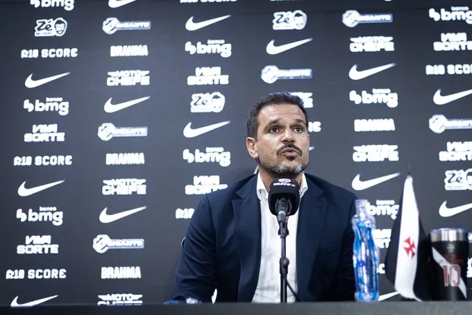 Diretoria do Vasco protesta contra árbitro e Pedrinho aborda juiz após empate com o Cruzeiro - Imagem do artigo
