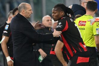 Rafael Leão empurra Allegri ao ser substituído na derrota do Milan para a Lazio