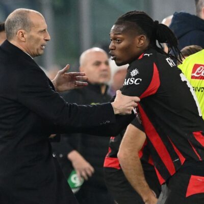 Rafael Leão empurra Allegri ao ser substituído na derrota do Milan para a Lazio