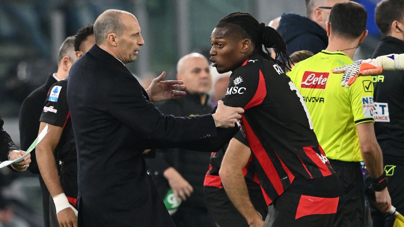 Rafael Leão empurra Allegri ao ser substituído na derrota do Milan para a Lazio - Imagem do artigo