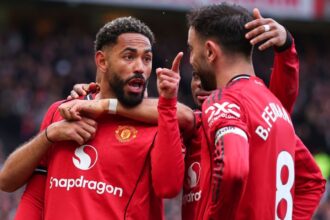 Manchester United vence Aston Villa em Old Trafford e encosta no Manchester City