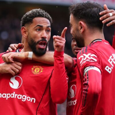Manchester United vence Aston Villa em Old Trafford e encosta no Manchester City