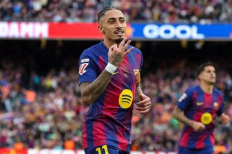 Raphinha marca três vezes, Barcelona goleia Sevilla e mantém vantagem na liderança de LaLiga