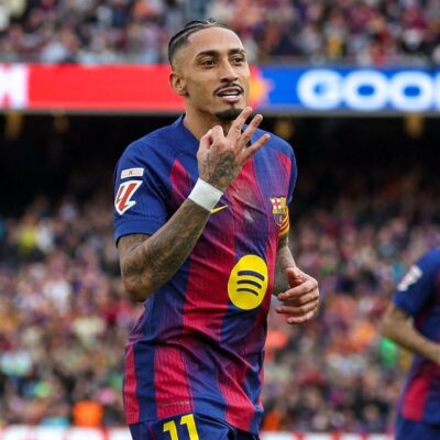 Raphinha marca três vezes, Barcelona goleia Sevilla e mantém vantagem na liderança de LaLiga