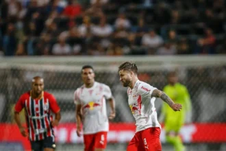 Sasha aponta falhas e reclama de arbitragem após derrota do Bragantino para o São Paulo