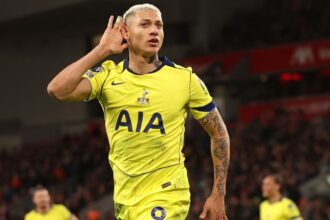 Gol de Richarlison aos 44 do segundo tempo garante empate do Tottenham em Anfield