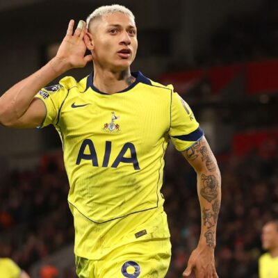 Gol de Richarlison aos 44 do segundo tempo garante empate do Tottenham em Anfield