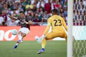 Gol de Arana no fim dá vitória ao Fluminense sobre o Athletico e aproxima equipe da ponta