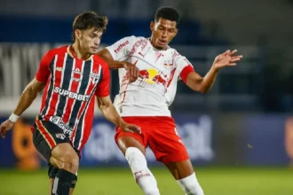 São Paulo vira sobre o Bragantino e mantém liderança invicta do Brasileirão