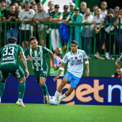 Grêmio empata em Chapecó, traz primeiro ponto fora e confirma Enamorado como titular