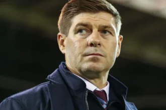 Steven Gerrard é o favorito para assumir o Liverpool interinamente