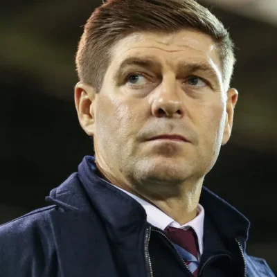 Steven Gerrard é o favorito para assumir o Liverpool interinamente