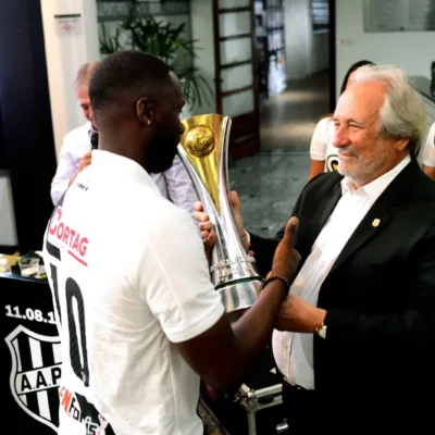 Ponte Preta promove tour “Mãos na Taça” com troféu da Série C neste sábado