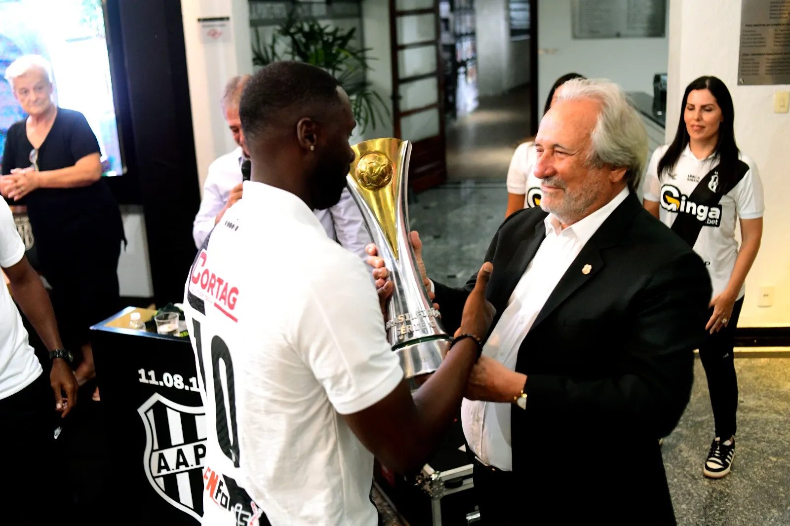 Ponte Preta promove tour “Mãos na Taça” com troféu da Série C neste sábado - Imagem do artigo