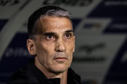 Santos dispensa técnico Juan Pablo Vojvoda após derrota para o Internacional