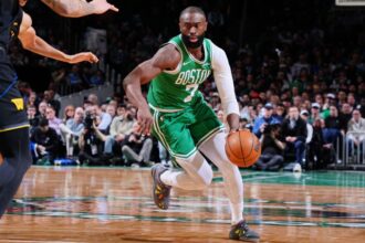 Brown e Tatum conduzem Celtics na vitória sobre Warriors e mantêm segundo lugar no Leste