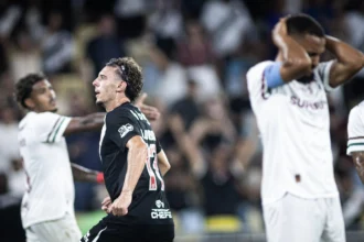 Vasco vira sobre o Fluminense nos acréscimos e respira na Série A