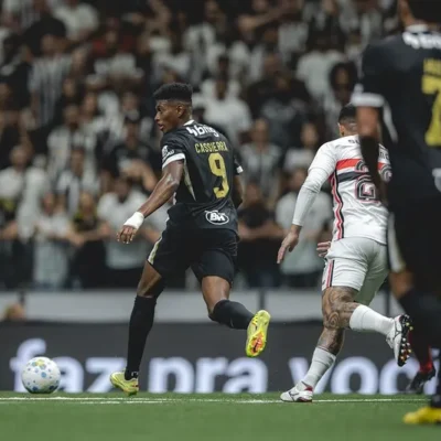 Atlético-MG bate São Paulo, encerra invencibilidade tricolor e sobe na tabela do Brasileirão