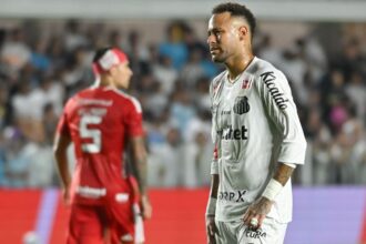 Neymar balança a rede, mas Santos cai diante do Internacional e ouve vaias na Vila Belmiro