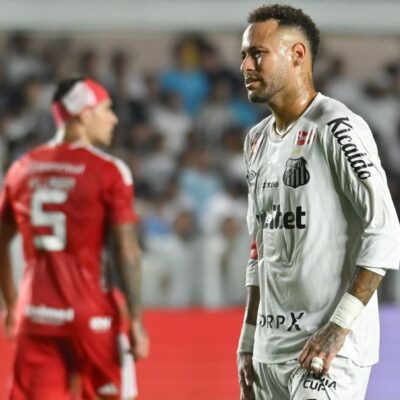 Neymar balança a rede, mas Santos cai diante do Internacional e ouve vaias na Vila Belmiro