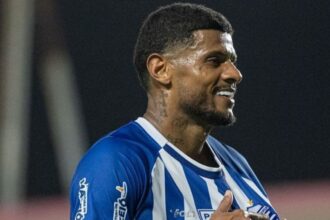 Santa Cruz acerta a chegada do centroavante Tiago Marques, ex-CSA