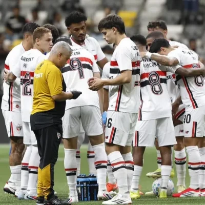 Lucas Moura sai de ambulância e desfalca São Paulo no Choque-Rei