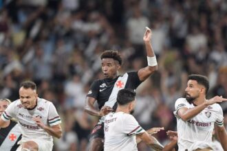 Vasco vira sobre o Fluminense no Maracanã e garante triunfo com gol de Thiago Mendes nos acréscimos