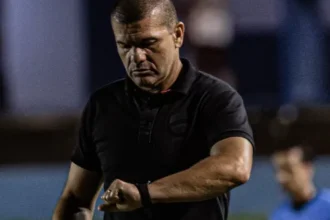 Vila Nova dispensa técnico Umberto Louzer após queda na Copa do Brasil