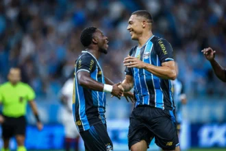 Amuzu decide, Grêmio faz 2 a 0 no Vitória e perde Marlon por fratura grave