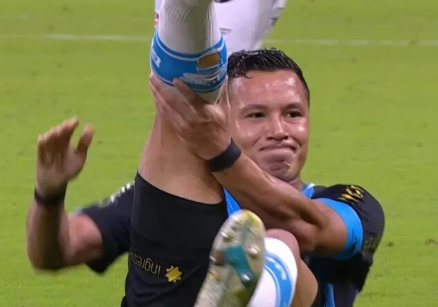 Amuzu decide, Grêmio faz 2 a 0 no Vitória e perde Marlon por fratura grave - Imagem do artigo original