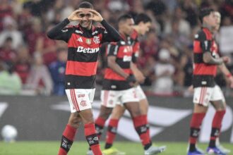 Flamengo bate Remo por 3 a 0 no Maracanã, alcança quarta vitória seguida e se mantém perto da ponta