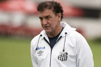 Cuca volta ao Santos pela quarta vez com contrato até 2026