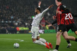 Bournemouth arranca empate com Manchester United em jogo marcado por dois pênaltis e expulsão