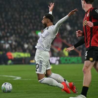 Bournemouth arranca empate com Manchester United em jogo marcado por dois pênaltis e expulsão