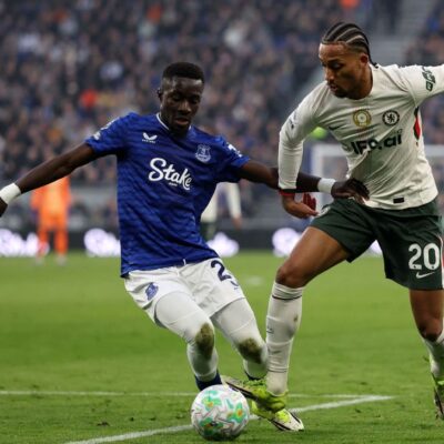 Everton goleia Chelsea por 3 a 0, encosta na tabela e complica londrinos na corrida pela Champions