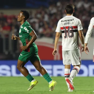 Palmeiras marca cedo, segura pressão no Morumbis e assume liderança isolada do Brasileirão