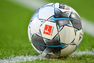 Placar destaca clube de membros e cobertura da partida Augsburg x Stuttgart pela Bundesliga