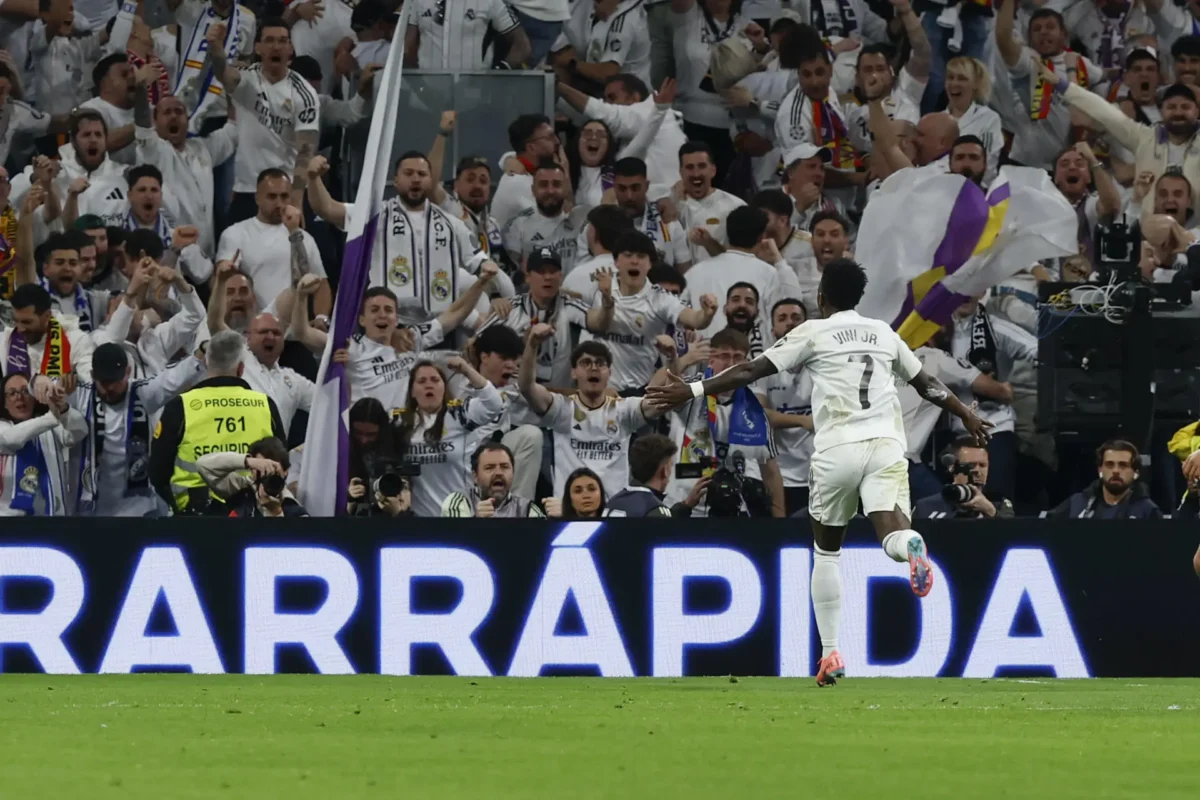 Vinicius Junior decide, Real Madrid supera Atlético e segue na briga pelo Espanhol