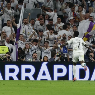 Vinicius Junior decide, Real Madrid supera Atlético e segue na briga pelo Espanhol