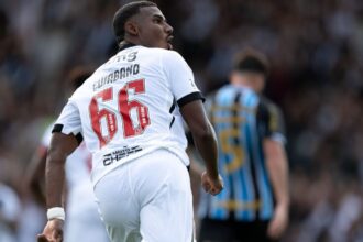 Vasco supera Grêmio em São Januário, segue sem perder com Renato Gaúcho e encosta no G-8