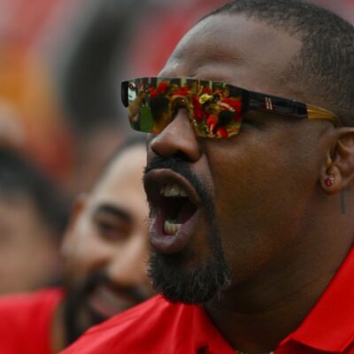 Jon Jones revela oferta de US$ 15 milhões do UFC para enfrentar Poatan na Casa Branca
