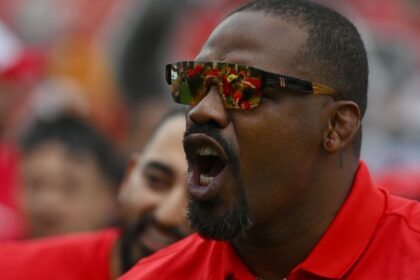 Jon Jones revela oferta de US$ 15 milhões do UFC para enfrentar Poatan na Casa Branca