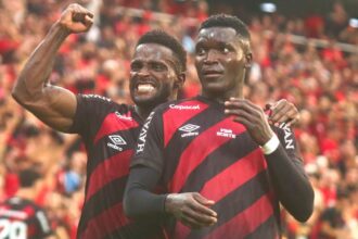 Athletico-PR bate Coritiba por 2 a 0, encerra tabu e sobe para o G-6 do Brasileirão