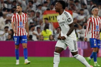 Vinicius Jr. brilha com dois gols, Real Madrid bate Atlético de Madrid por 3 a 2 e segue na cola do Barcelona