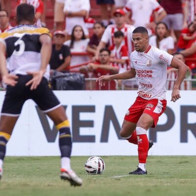 Náutico é superado pelo Criciúma na abertura da Série B após expulsão no início do segundo tempo