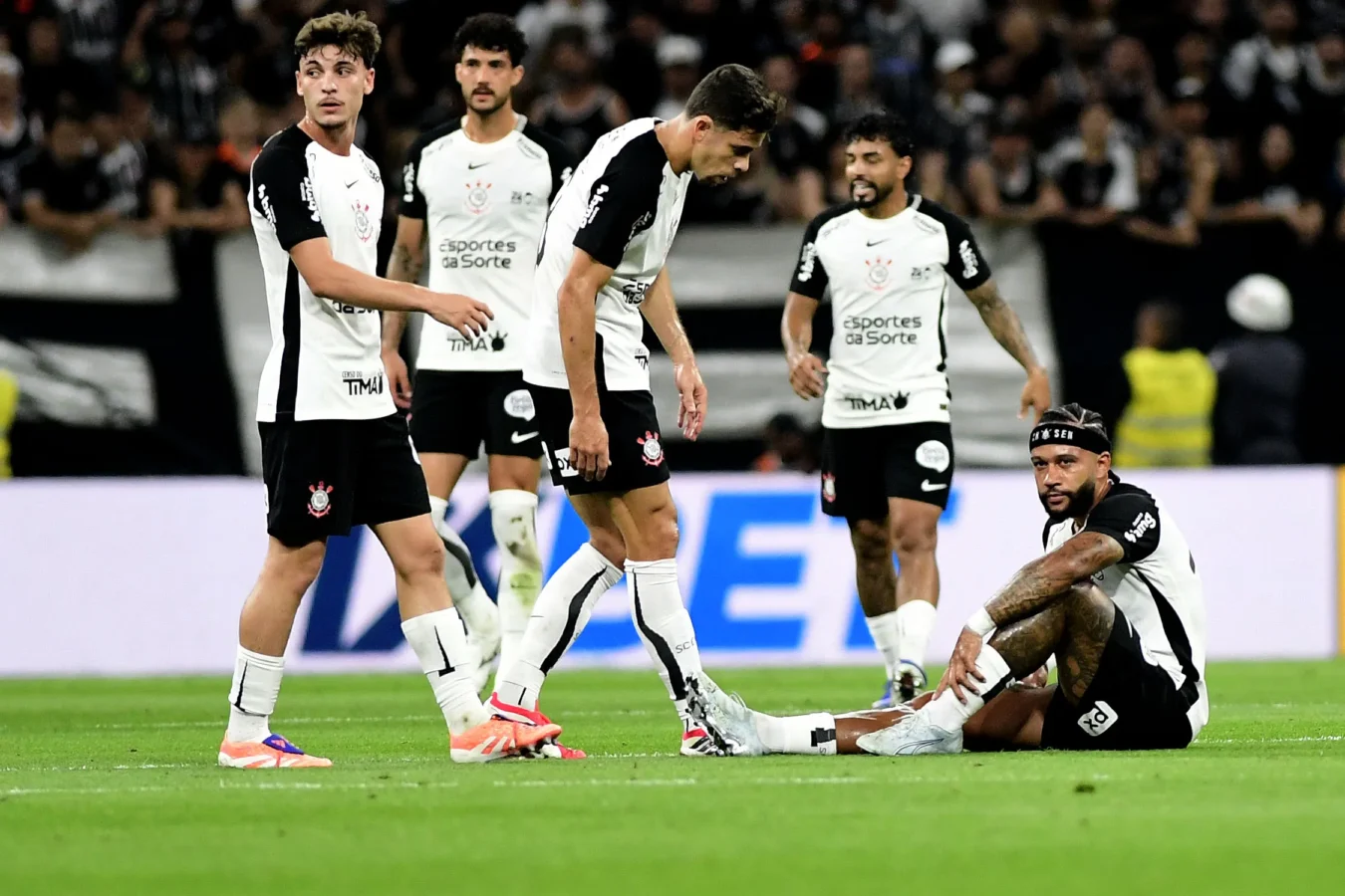 Memphis Depay sente coxa e deixa jogo entre Corinthians e Flamengo ainda no 1º tempo