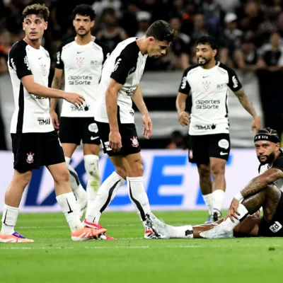 Memphis Depay sente coxa e deixa jogo entre Corinthians e Flamengo ainda no 1º tempo