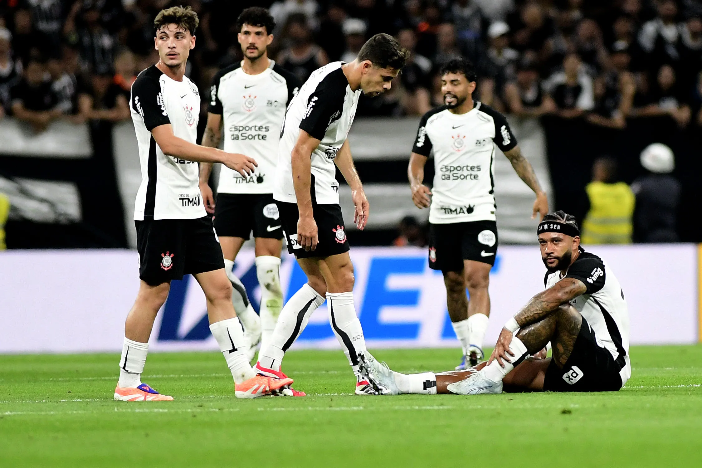 Memphis Depay sente coxa e deixa jogo entre Corinthians e Flamengo ainda no 1º tempo - Imagem do artigo