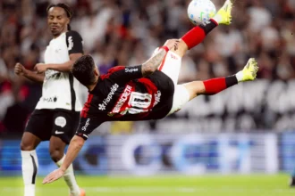 Corinthians e Flamengo empatam em jogo marcado por expulsão contestada e reclamações de pênalti